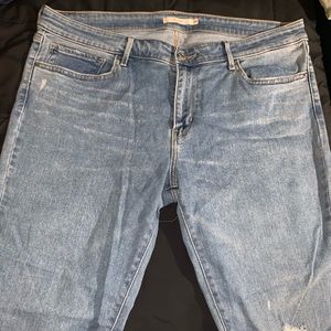 Plus size Levis jean with distress